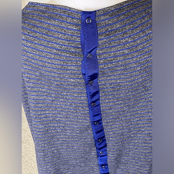 EUC Lululemon Vinyasa Infinity Button Snap Wrap Scarf in Blue and Gray Striped - Picture 14 of 16